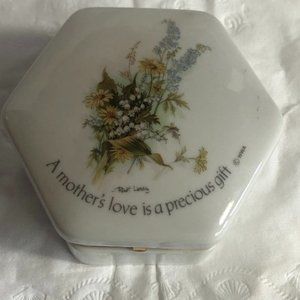 Vintage Floral Sentiments 1975 Jewelry Box, " A Mother's Love is a precious gif